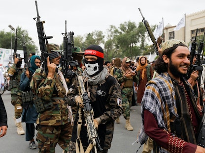 مسلحون من حركة "طالبان" يحتفلون بالذكرى السنوية الأولى لسقوط كابول - 15 أغسطس 2022 - REUTERS