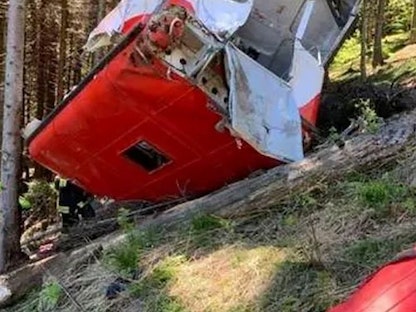 حطام حجرة التلفريك بعد سقوطها في ستريسا بالقرب من بحيرة ماجوري، إيطاليا، 23 مايو 2021 - REUTERS