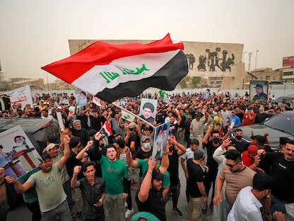 عراقيون من أنصار مقتدى الصدر يتجمعون في ميدان التحرير بالعاصمة بغداد - 26 مايو 2022 - AFP
