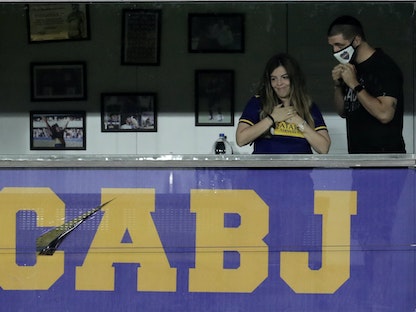 ابنة مارادونا تحضر مباراة بوكا جونيورز التي كُرم فيها والدها - AFP
