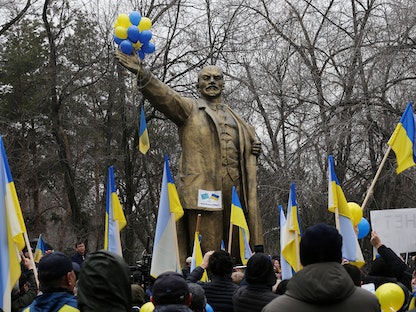 تظاهرة مناهضة لغزو أوكرانيا أمام نصب تذكاري لفلاديمير لينين في ألما آتا عاصمة كازاخستان - 6 مارس 2022 - REUTERS