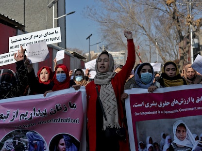 أفغانيات خلال احتجاج في كابول على قيود تفرضها حركة "طالبان" على النساء - 28 ديسمبر 2021 - REUTERS