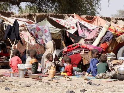 عائلات سودانية نازحة في بلدة طويلة بولاية شمال دارفور، السودان. 15 أبريل 2025 - REUTERS