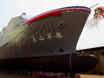 رصيف النقل البرمائي "يوشان" للبحرية التايوانية خلال حفل إطلاقه في كاوسيونغ.13.04-2021 - REUTERS