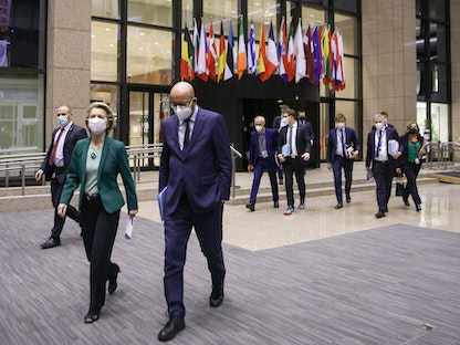 رئيسة المفوضية الأوروبية أورسولا فون دير لاين، ورئيس مجلس الاتحاد الأوروبي شارل ميشيل خلال قمة الاتحاد في بروكسل، 25 مارس 2021 - REUTERS