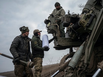 جنود أوكرانيون يستعدون لإطلاق قذائف في خط المواجهة مع القوات الروسية بمنطقة خيرسون- 9 نوفمبر 2022 - REUTERS