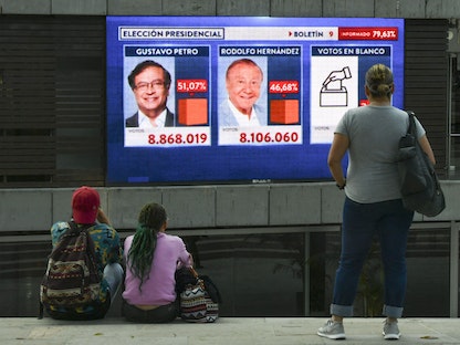 مواطنون يتابعون نتيجة انتخابات الرئاسة على شاشة في مدينة ميديلين، كولومبيا- 19 يونيو 2022 - AFP