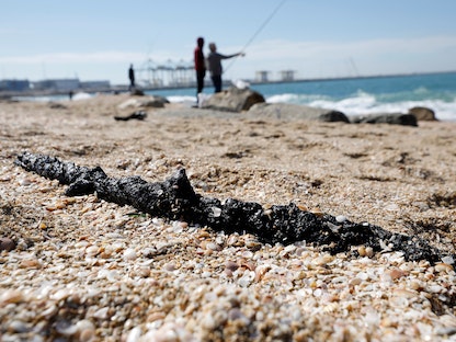 كتلة من القطران على رمال شاطئ في أشدود جنوب إسرائيل بعد تسرب نفطي في البحر المتوسط. 21 فبراير 2021.  - REUTERS