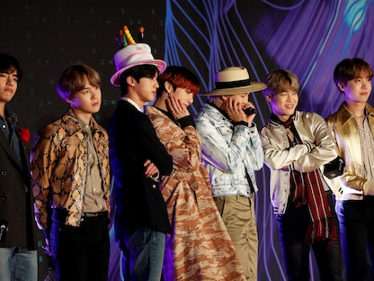 أعضاء من فرقة "بي تي إس" الكورية الجنوبية يقفون على السجادة الحمراء خلال حفل توزيع جوائز إمنيت للموسيقى الآسيوية (MAMA) في مدينة ناجويا اليابانية - REUTERS
