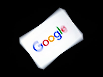 شعار محرك البحث "جوجل" على جهاز لوحي. - AFP