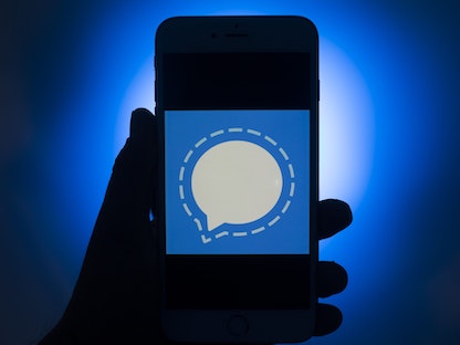 شعار تطبيق "سيغنال" على شاشة هاتف ذكي، 20 يناير 2021 - Bloomberg