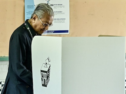 رئيس الوزراء الماليزي السابق مهاتير محمد خلال الإدلاء بصوته في الانتخابات العامة للبلاد في كيدا، ماليزيا. 19 نوفمبر 2022. - via REUTERS