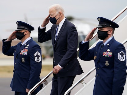 الرئيس الأميركي جو بايدن لدى وصوله مطار فيلادلفيا الدولي - 16 مارس 2021 - REUTERS