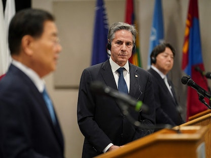 وزير الخارجية الأميركي خلال مؤتمر صحافي مع نظيريه الياباني والكوري الجنوبي في هاواي - 12 فبراير 2022 - AFP