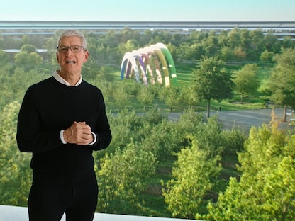 تيم كوك المدير التنفيذي لشركة أبل يعلن إطلاق منتجاتها الجديدة، 14 سبتمبر 2021 - apple 