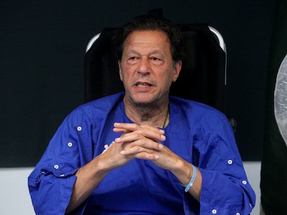 رئيس الوزراء الباكستاني السابق عمران خان يلقي كلمة في مؤتمر صحافي بعد محاولة اغتياله في وزير أباد. 4 نوفمبر 2022 - REUTERS