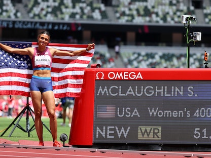 الأميركية سيدني ماكلوفلين تحطم رقمها العالمي لسباق 400م حواجز للسيدات في ألعاب القوى بأولمبياد طوكيو 2020 - REUTERS