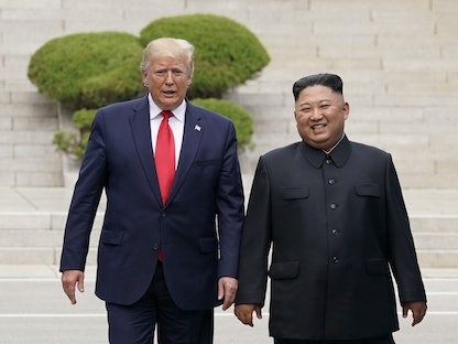 الزعيم الكوري الشمالي كيم جونج أون والرئيس الأميركي دونالد ترمب في المنطقة المنزوعة السلاح بين الكوريتين - 30 يونيو 2019 - REUTERS