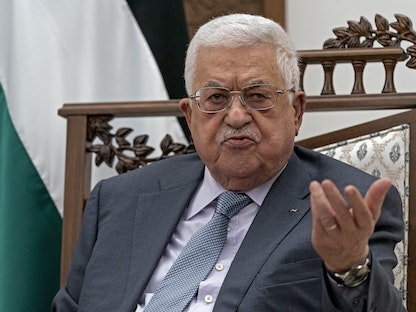 الرئيس الفلسطيني محمود عباس في مقر السلطة الفلسطينية بمدينة رام الله في الضفة الغربية - 25 مايو 2021 - AFP