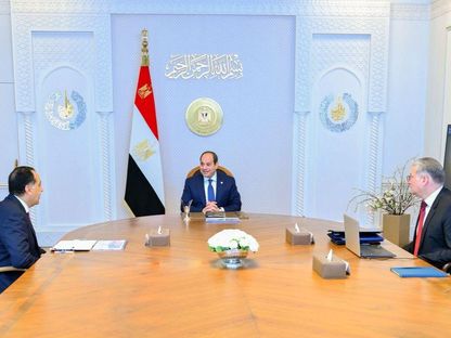الرئيس المصري عبد الفتاح السيسي خلال اجتماع مع رئيس مجلس الوزراء مصطفى مدبولي. 22 مايو 2025 - Egyptian Presidency