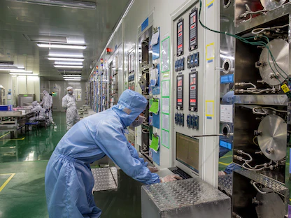 خط إنتاج لتصنيع الرقائق الإلكترونية داخل مصنع تابع لشركة إلكترونيات في تشيتشو، الصين - REUTERS