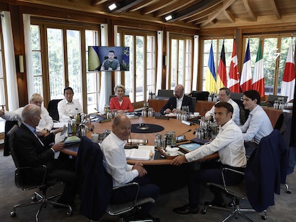 الرئيس الأوكراني فولوديمير زيلينسكي يخاطب قادة مجموعة السبع المجتمعين في ألمانيا. 27 يونيو 2022 - AFP