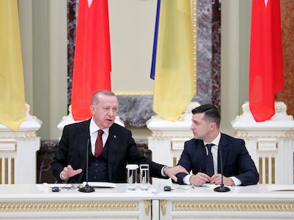 الرئيس الأوكراني فولوديمير زيلينسكي مع نظيره التركي رجب طيب أردوغان في كييف، أوكرانيا، 3 فبراير 2020 - REUTERS