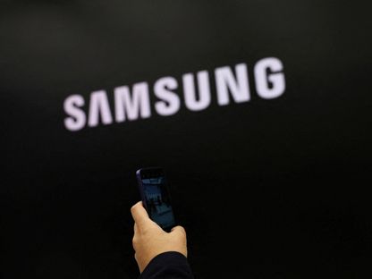 شخص يستخدم هاتف سامسونج Galaxy S24 في العاصمة الكورية الجنوبية سول. 15 يناير 2024 - Reuters