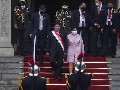 رئيس بيرو بيدرو كاستيلو وزوجته ليليا باريديس يسيران خارج القصر الرئاسي في عيد استقلال البلاد - 28 يوليو 2022 - REUTERS