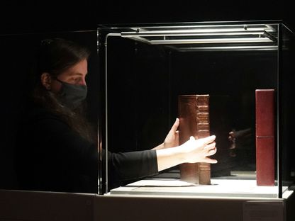 نسخة من كتاب نادر صدر عام 1623 يجمع الأعمال المسرحية لويليام شكسبير أثناء عرضه في مزاد علني بنيويورك - REUTERS