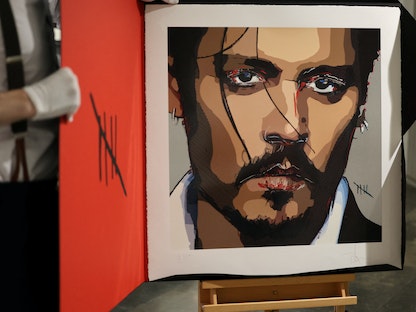 صورة ذاتية للممثل جوني ديب في معرض كاسل للفنون الجميلة في لندن، بريطانيا. 19 يوليو 2023 - REUTERS