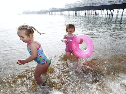طفلتان على شاطئ برايتون في بريطانيا. 24 مارس 2012 - Reuters