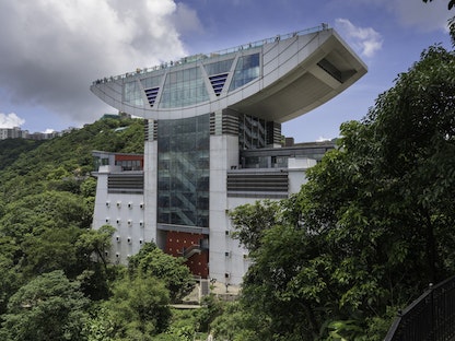 إحدى محطات القطار المائل في هونج كونج - thepeak.com.hk/en