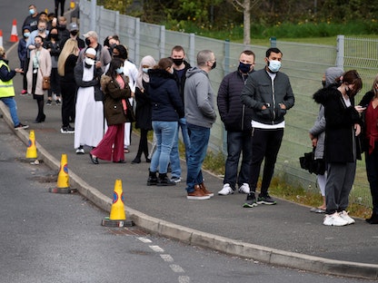 يصطفون خارج مركز تطعيم متنقل في بولتون، بريطانيا - REUTERS