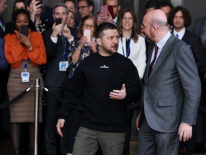 الرئيس الأوكراني فولوديمير زيلينسكي يتحدث إلى رئيس المجلس الأوروبي شارل ميشيل خلال قمة الاتحاد الأوروبي، بروكسل. 9 فبراير 2023 - REUTERS