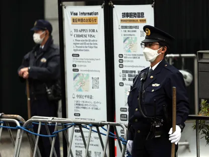 ضباط الشرطة اليابانية يقفون عند مدخل السفارة الصينية في طوكيو. 18 نوفمبر 2025 - Reuters