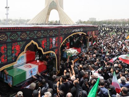 آلاف الإيرانيين يشيعون موكب جنازة القادة العسكريين والعلماء النوويين وغيرهم ممن لقوا حتفهم في الغارات الإسرائيلية، طهران، إيران. 28 يونيو 2025 - REUTERS