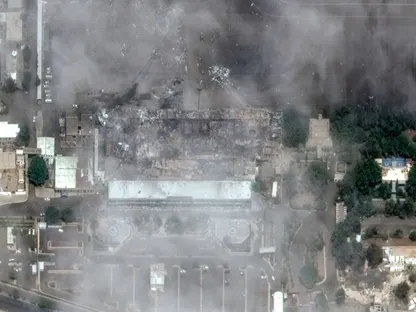 إسرائيل تشن غارات جوية على مطار صنعاء وتتعهد باستهداف الموانئ والبنى التحتية