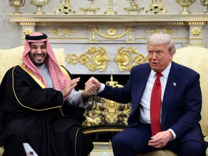 الرئيس الأميركي دونالد ترمب يصافح ولي العهد السعودي الأمير محمد بن سلمان في البيت الأبيض. 18 نوفمبر 2025 - Reuters