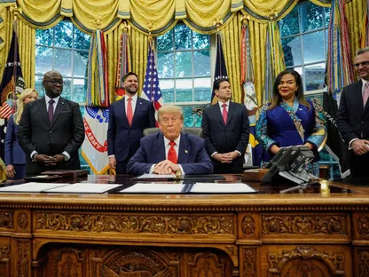 الرئيس الأميركي دونالد ترمب ووزير الخارجية ماركو روبيو ونائب الرئيس جي دي فانس يلتقون وزيرة خارجية جمهورية الكونغو الديمقراطية تيريز كاييكوامبا فاجنر ووزير خارجية رواندا أوليفييه ندوهونجيريهي في المكتب البيضاوي بالبيت الأبيض في واشنطن العاصمة. 27 يونيو 2025 - Reuters