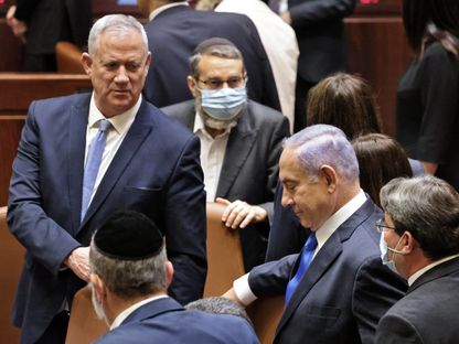 رئيس الوزراء الإسرائيلي بنيامين نتنياهو وزعيم حزب أزرق أبيض بيني جانتس خلال جلسة في الكنيست. 21 يونيو 2021 - AFP