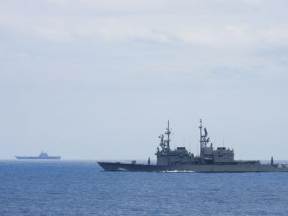 سفينة حربية تابعة للبحرية التايوانية تراقب حاملة الطائرات الصينية شاندونج بالقرب من الأراضي التايوانية. 13 سبتمبر 2023 - AFP