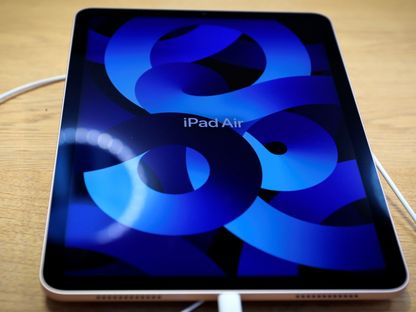 جهاز iPad Air داخل أحد متاجر أبل في نيويورك بالولايات المتحدة. 18 مارس 2022 - AFP