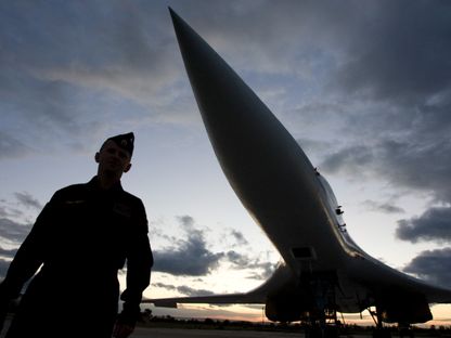 ضابط روسي يقف أمام قاذفة من طراز TU-160 في قاعدة جوية عسكرية في إنجلز على بعد حوالي 900 كيلومتر جنوب موسكو. 7 أغسطس 2008 - Reuters