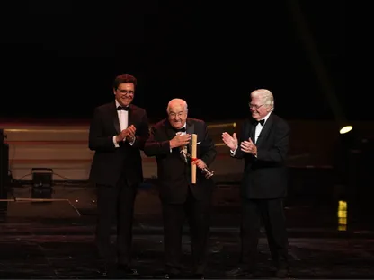 تكريم المخرج محمد عبد العزيز في افتتاح الدورة ٤٦ لمهرجان القاهرة السينمائي الدولي، مصر، ١٢ نوفمبر ٢٠٢٥ - المكتب الإعلامي للمهرجان