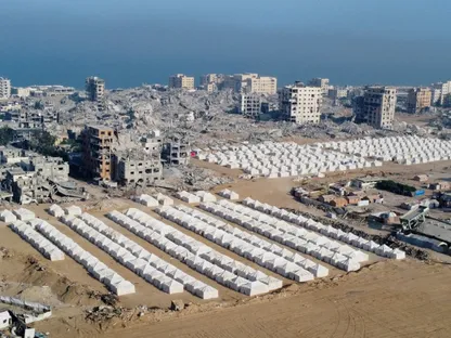 منظر من طائرة بدون طيار يظهر الخيام التي يستخدمها الفلسطينيون النازحون وسط المباني المدمرة في مدينة غزة بعد انسحاب القوات الإسرائيلية. 24 أكتوبر 2025 - REUTERS