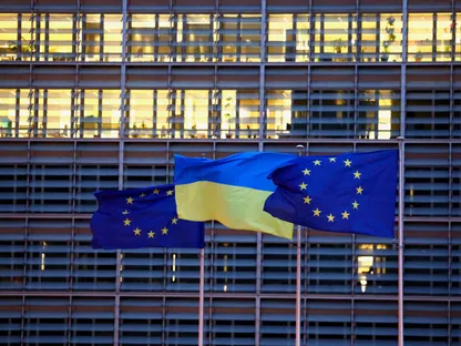 أعلام الاتحاد الأوروبي وأوكرانيا خارج مقر مفوضية الاتحاد الأوروبي في بروكسل، بلجيكا. 12 أبريل 2022 - Reuters