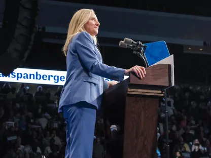 أبيجيل سبانبرجر الفائزة بمنصب حاكم ولاية فرجينيا الأميركية. 4 نوفمبر 2025 - X.COM/@SpanbergerForVA