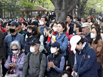 الناخبون يستمعون إلى خطابات المرشحين للانتخابات العامة في كوريا الجنوبية. 9 أبريل 2024 - AFP
