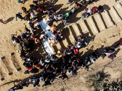 فلسطينيون في دير البلح بشمال قطاع غزة يدفنون عدداً من ضحايا الغارات الإسرائيلية مجهولي الهوية. 22 أكتوبر 2025 - REUTERS
